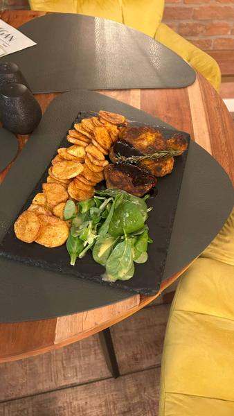 Steak Lions Mane - Servit cu Cipsuri de Cartofi Făcuți în Casă